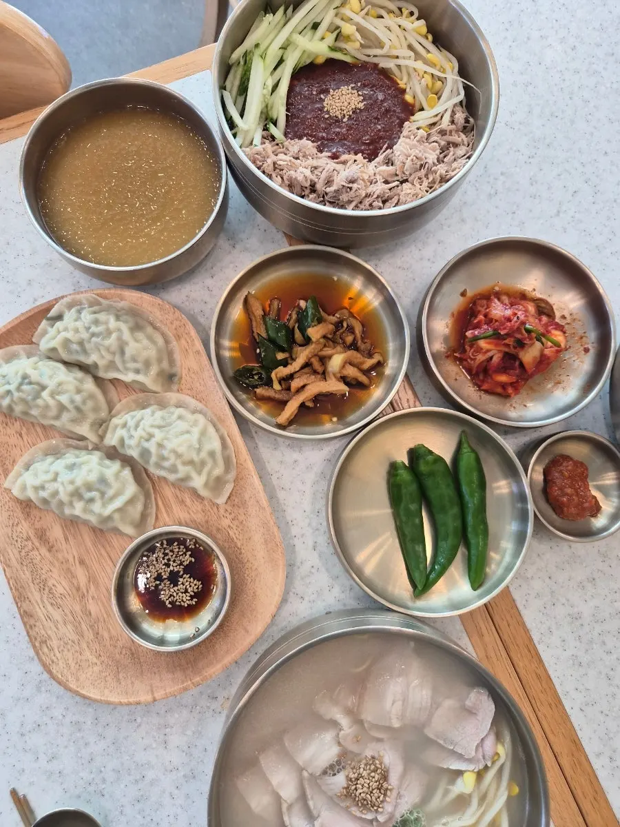 비빔국수와 만두, 따로 나온 육수