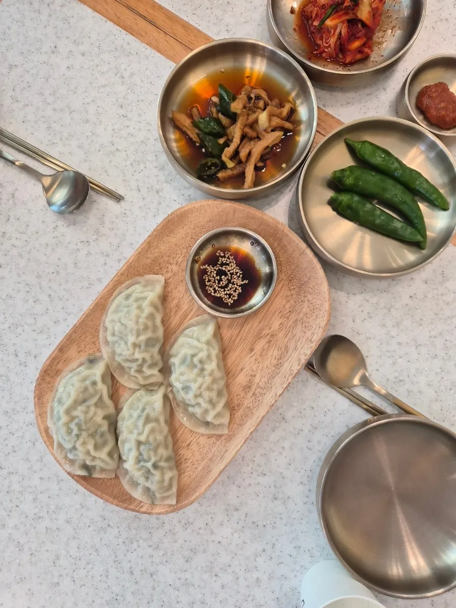 매콤한 비빔국수와 만두 조합