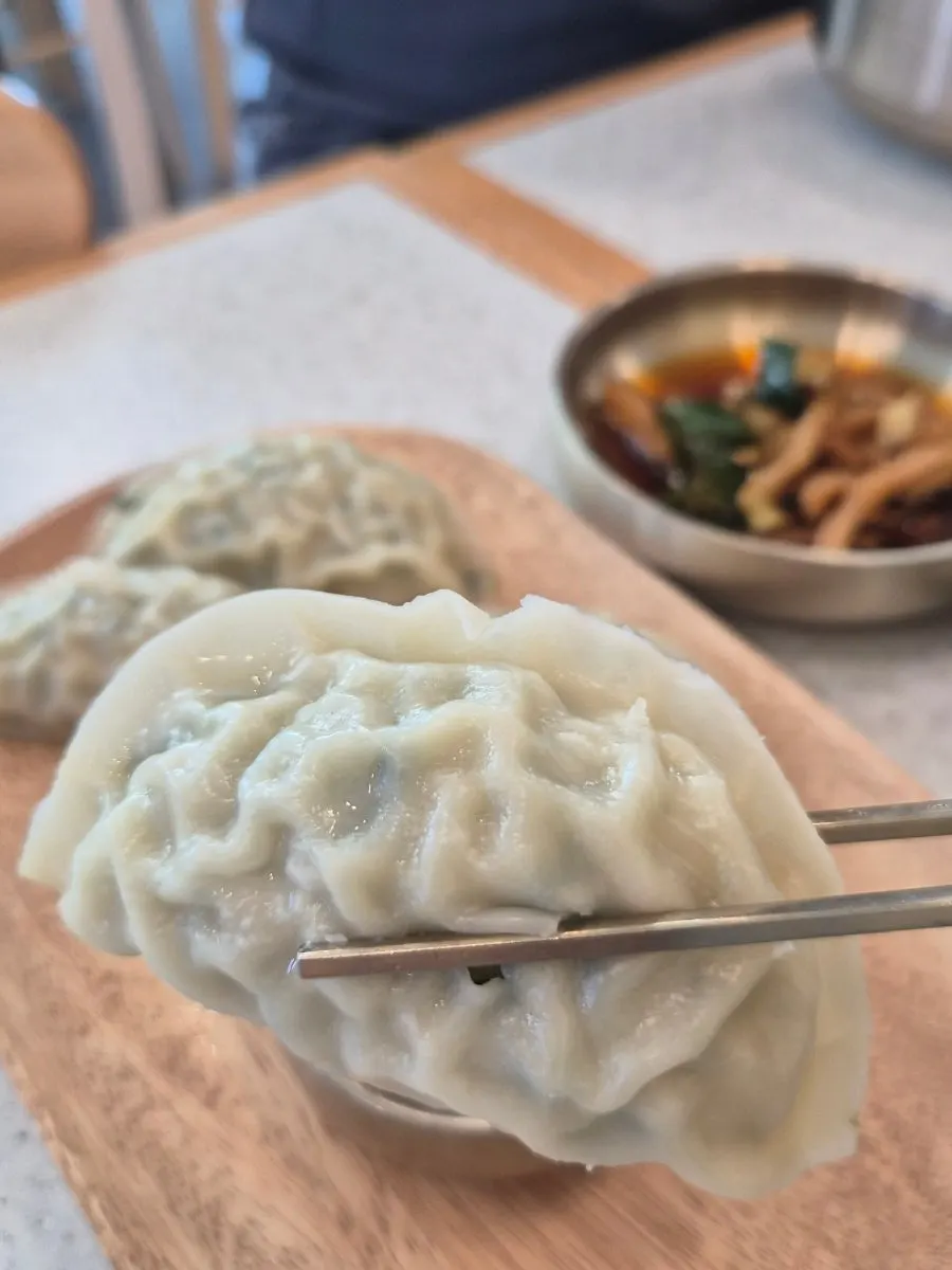 비빔국수 면 사이의 찢은 돼지고기