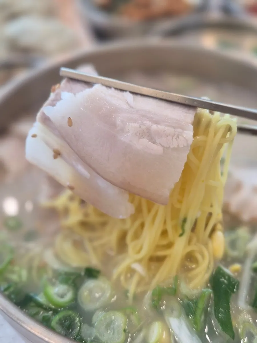 맑고 담백한 고기국수 국물