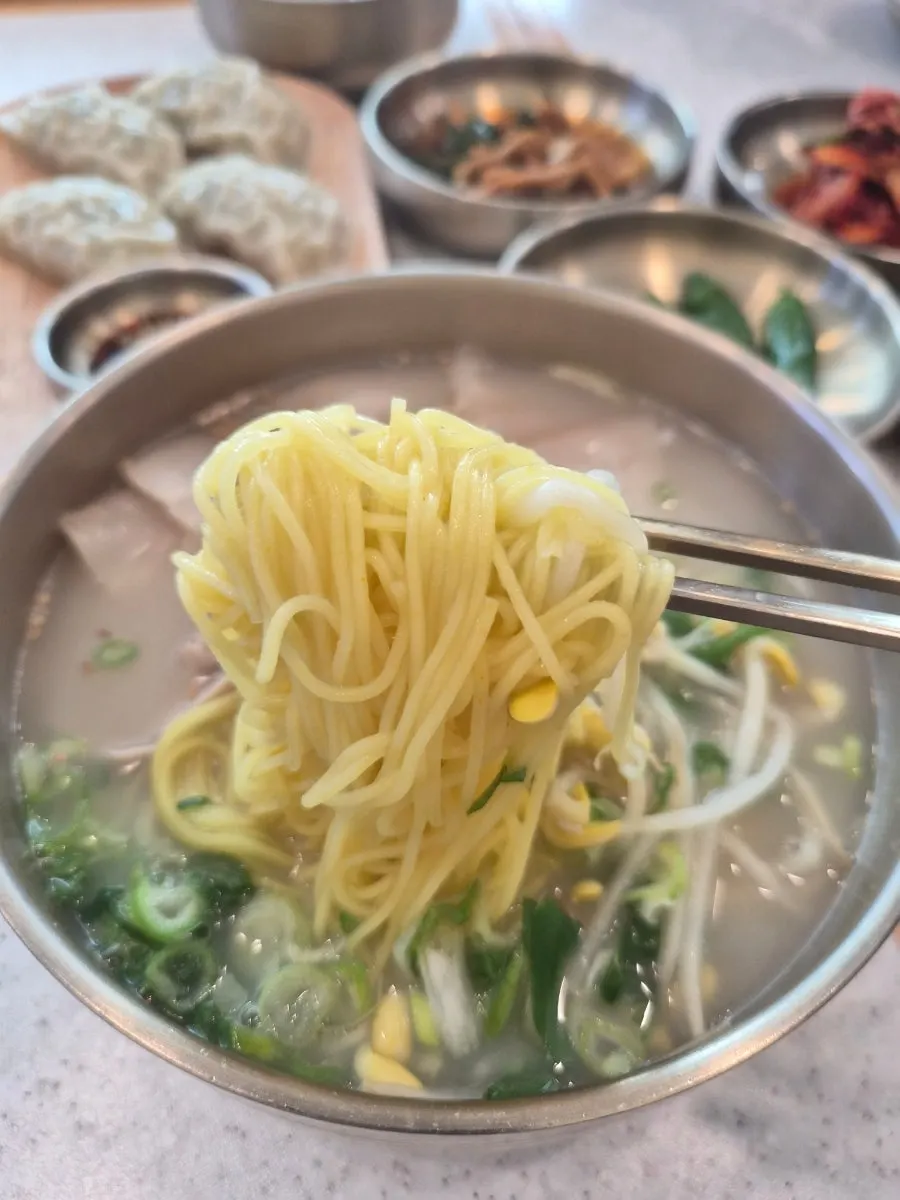 고기국수 면을 들어 올린 모습