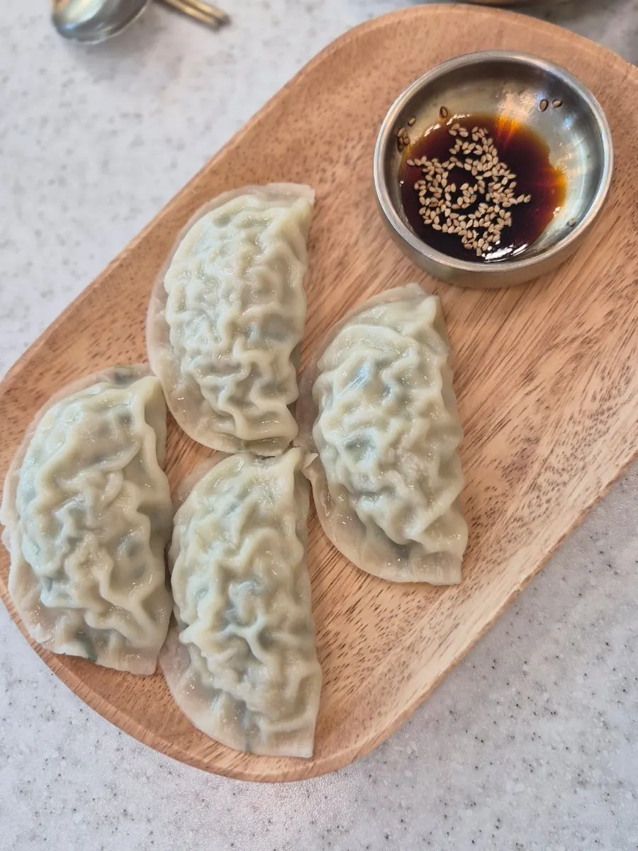 애월 바다가 보이는 창가 식사 장면