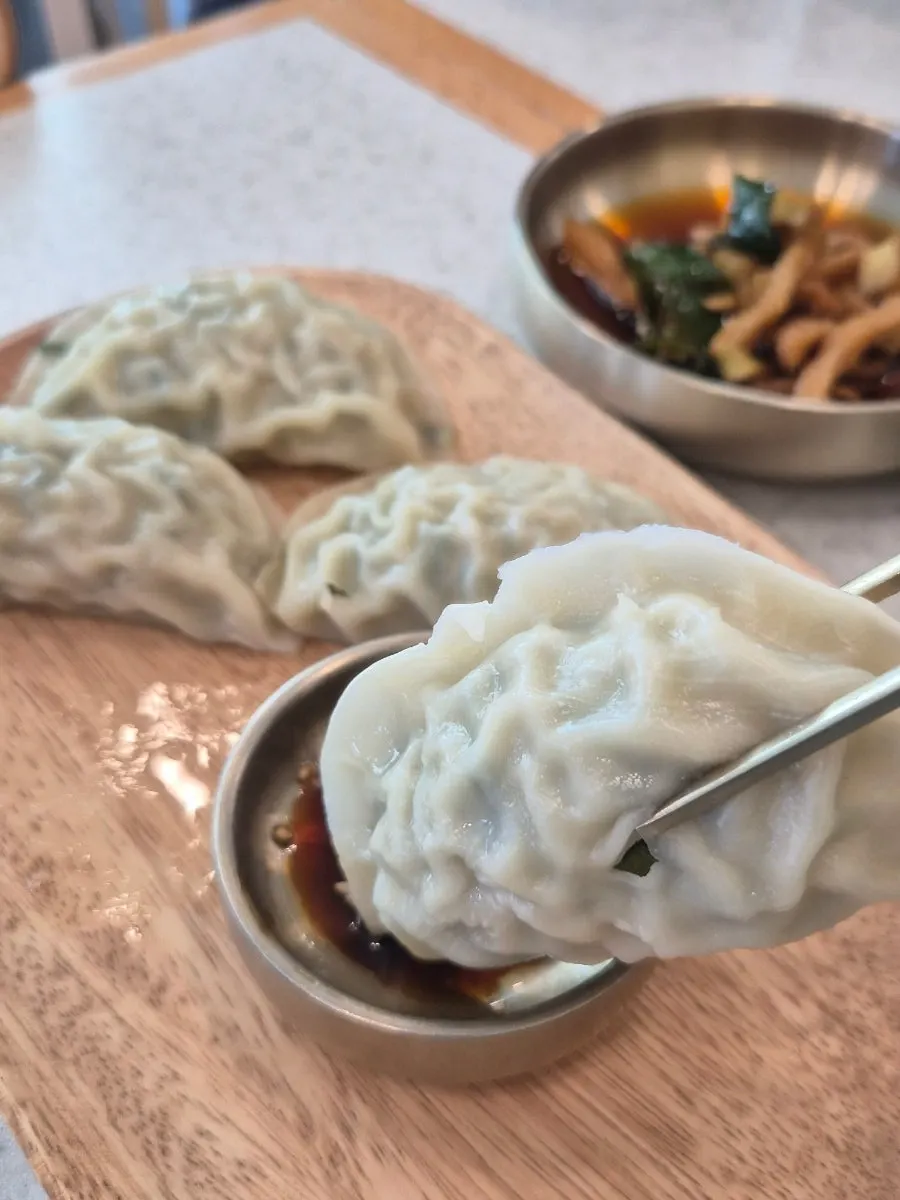 한담국수 내부와 바다 풍경