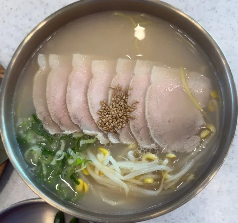 국수 위에 올라간 제주산 돼지고기 고명