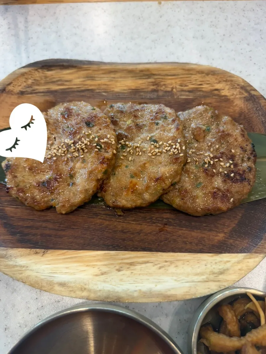 수제 떡갈비와 공깃밥 상차림