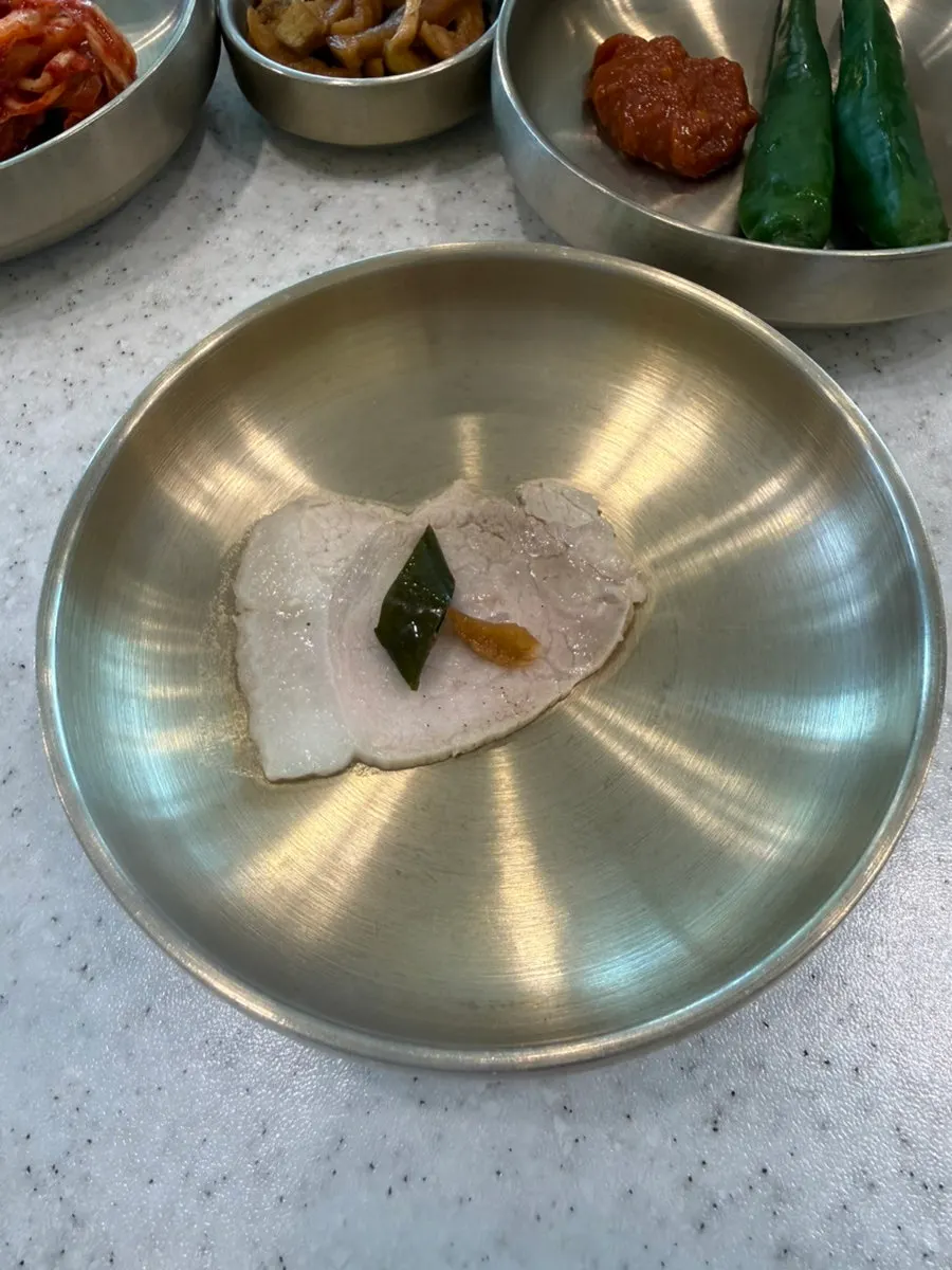 떡갈비와 밥, 장아찌 조합