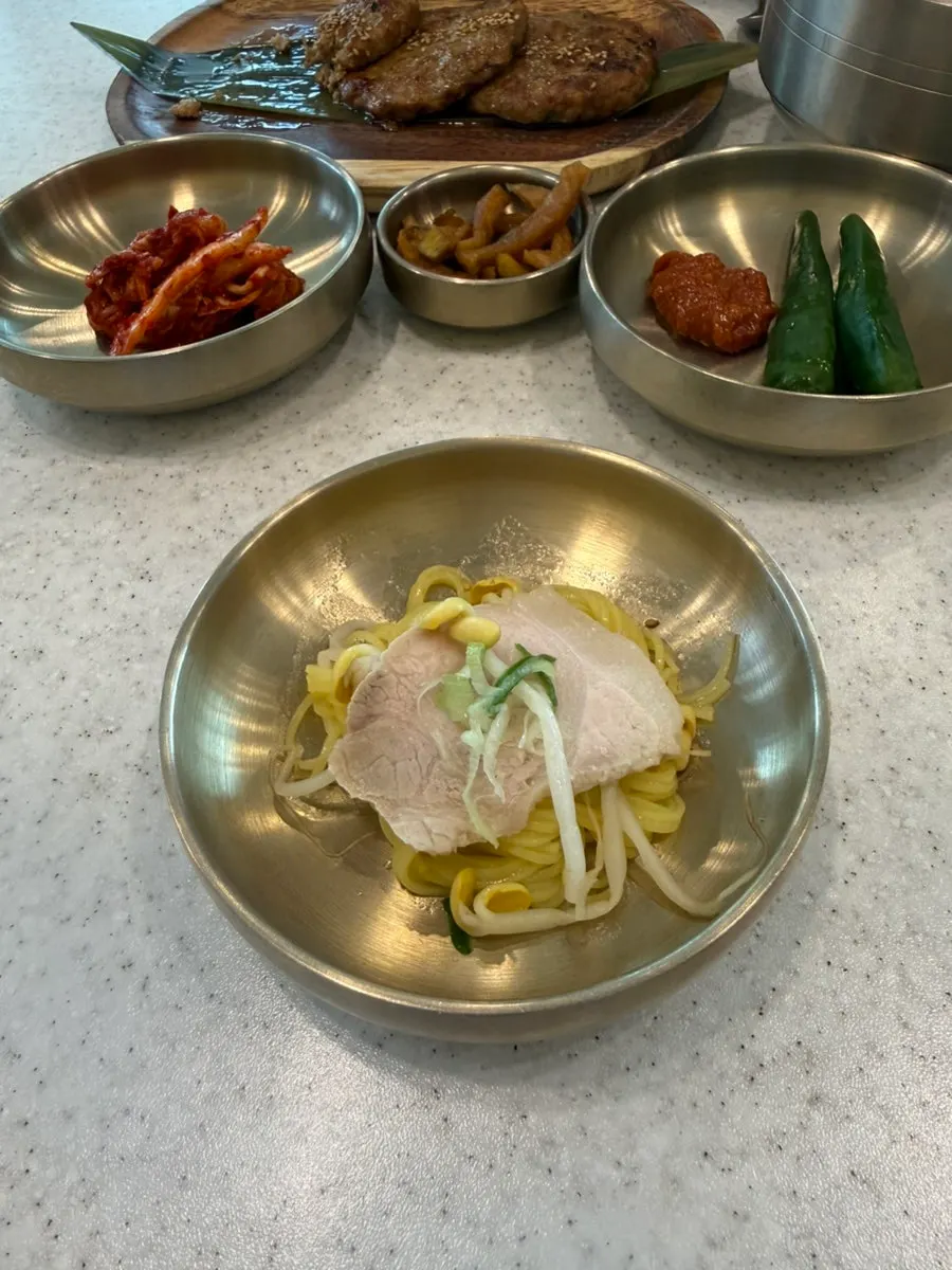 고기국수와 떡갈비를 함께 먹는 상차림