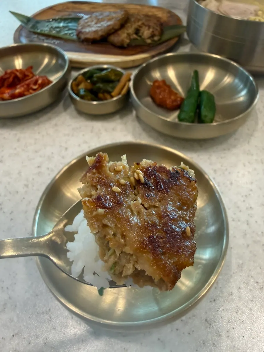 한담국수 매장 내부와 창밖 바다