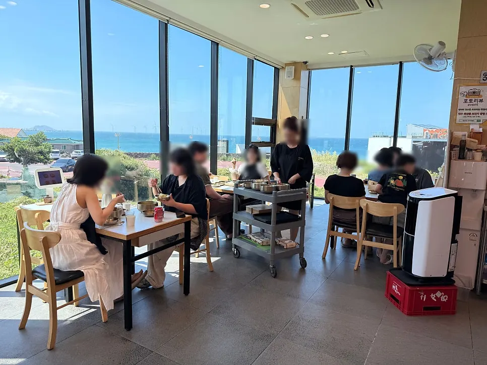 Restaurant with a wide-open view through floor-to-ceiling windows