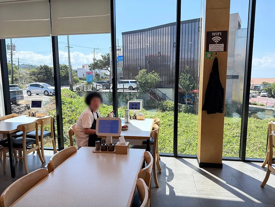 Handam Guksu's full windows and outdoor scenery