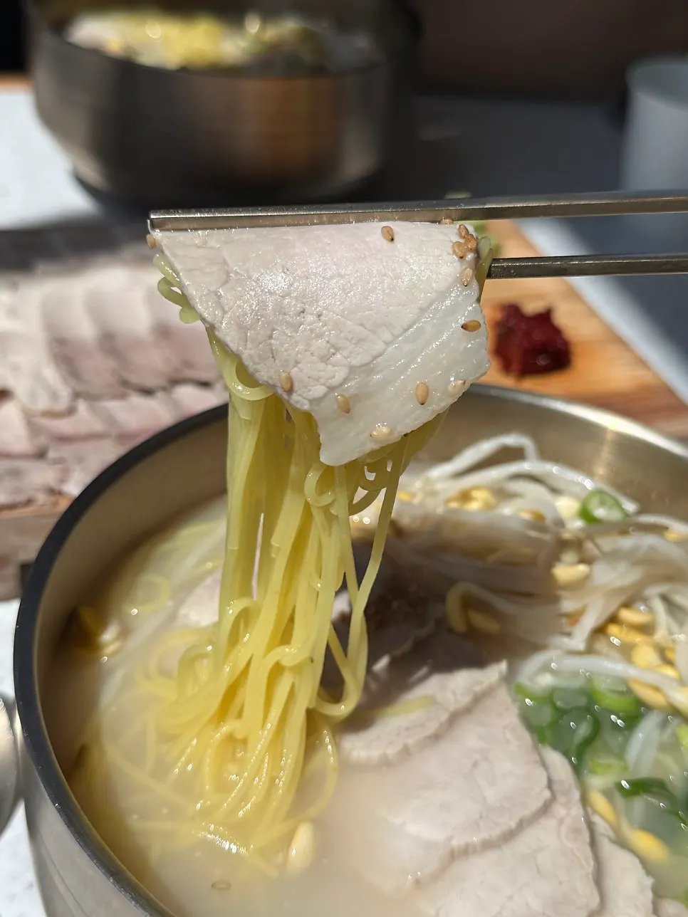 Chewy noodles and pork noodles