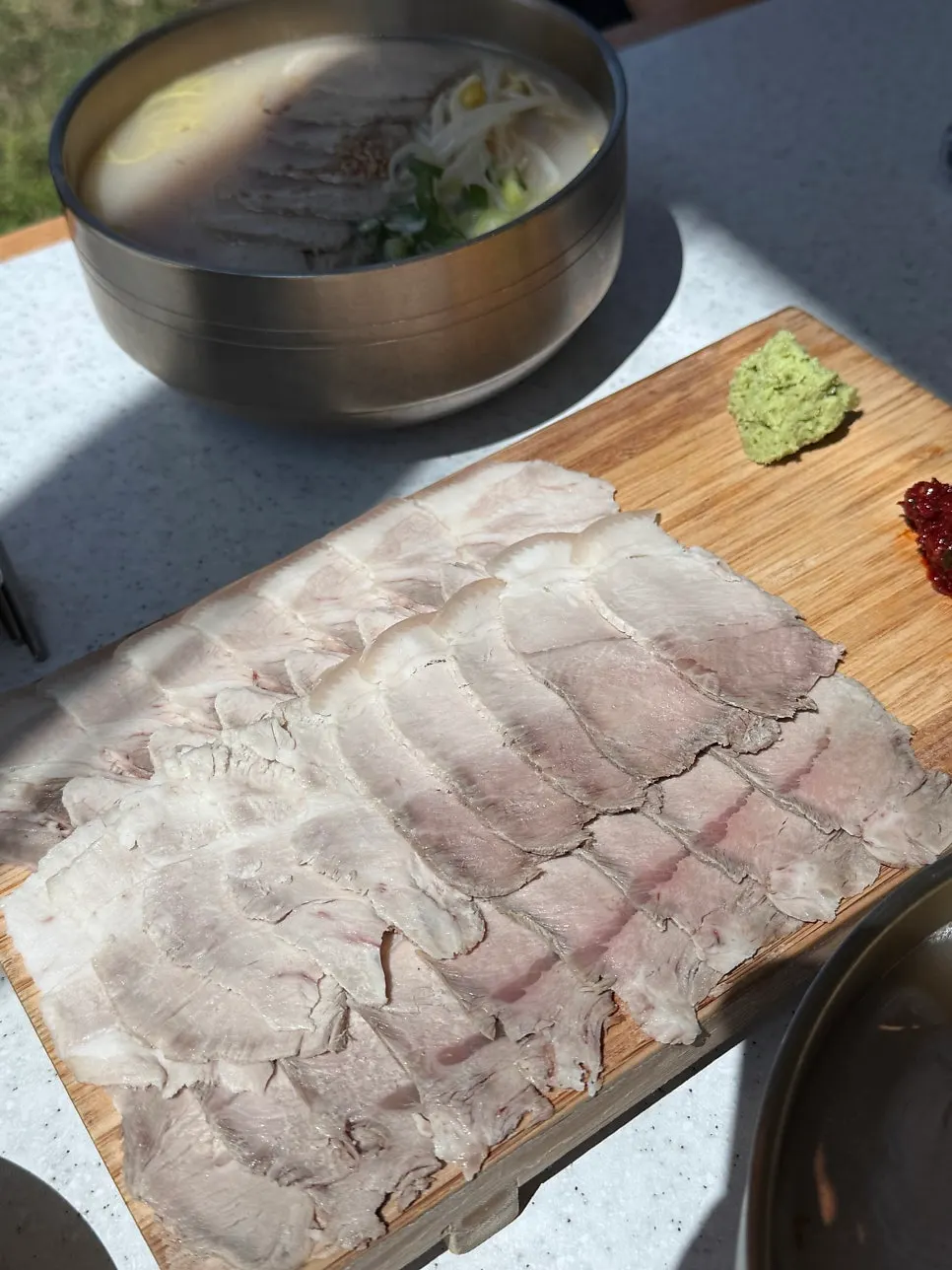 Thinly sliced chilled dombe pork