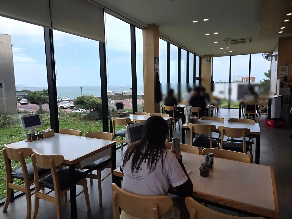 바다 전망 한담국수 실내 좌석