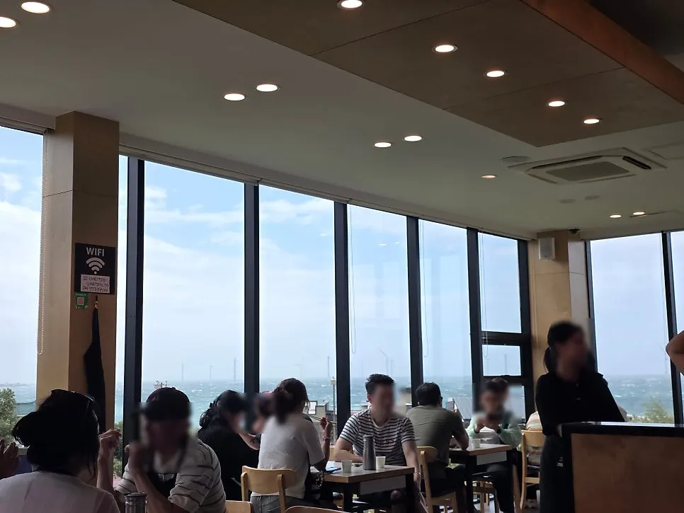 바다가 보이는 한담국수 소파 좌석
