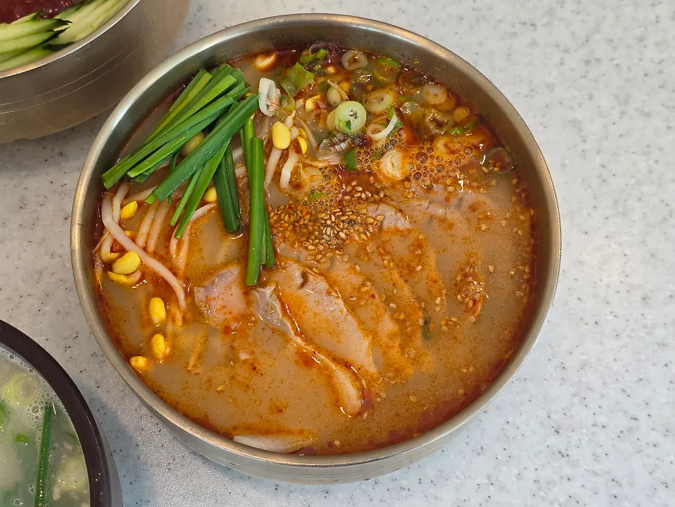 한담국수 마라 고기국수 한 그릇
