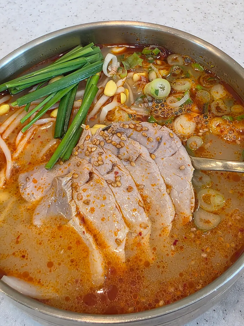 얇게 저민 고기 토핑 마라국수