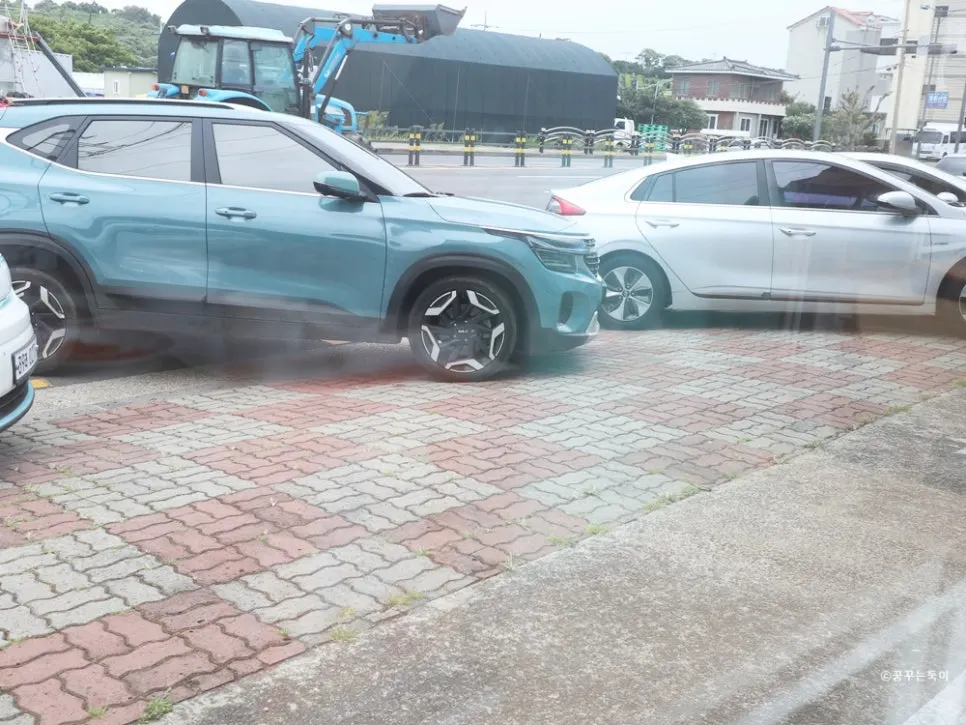 Parking lot beside the Aewol Eomma building