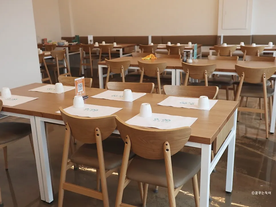 Seating arrangement inside Aewol Eomma's dining hall