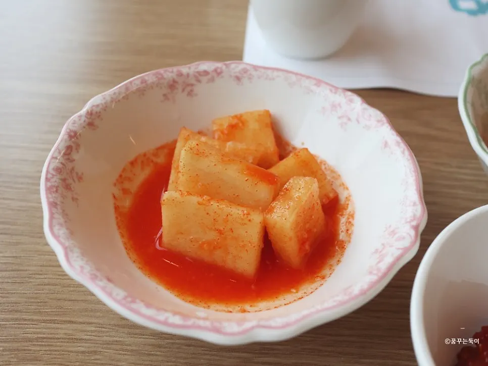 Kkakdugi served alongside the haejangguk
