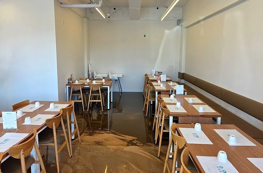 Clean table seating at Aewol Eomma