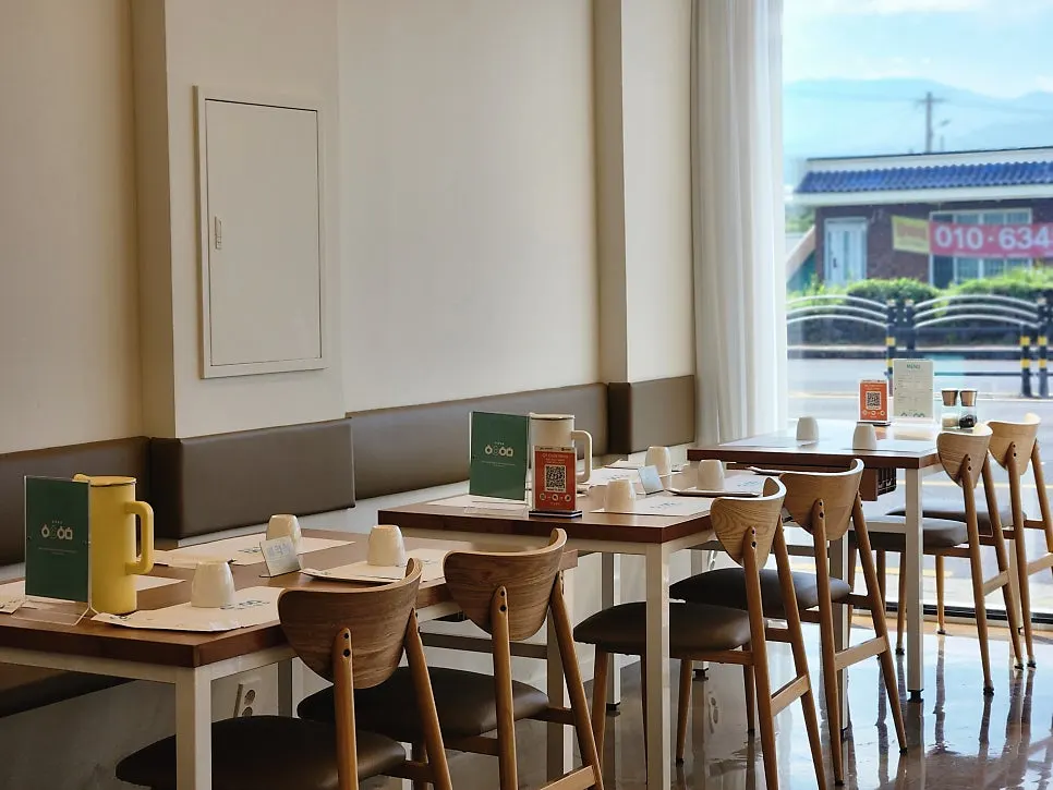 Seating and tidy interior inside Aewol Eomma