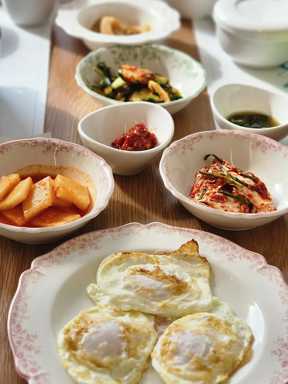 Plates of kimchi, kkakdugi and other side dishes at Aewol Eomma