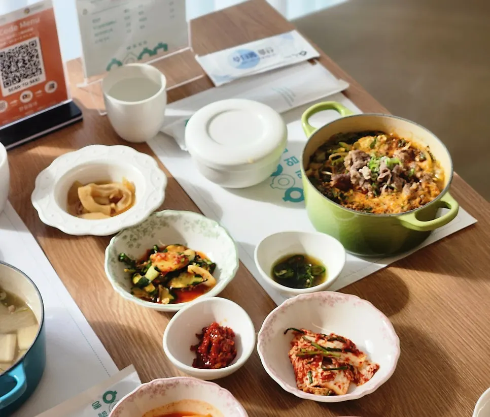 Aewol Eomma Haejangguk in a colorful pot