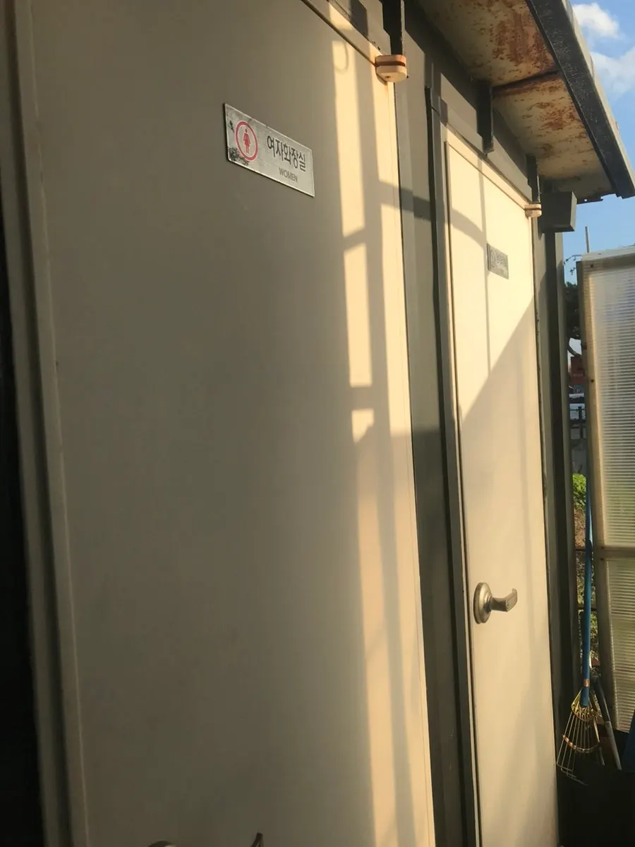 Information on the self-service bar and high chairs