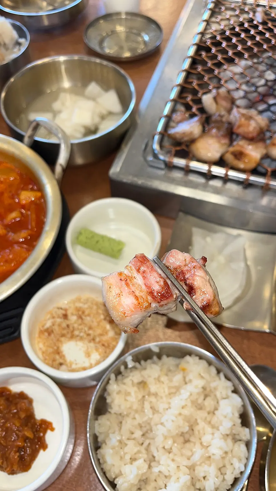 Jeju black pork eaten with meljeot