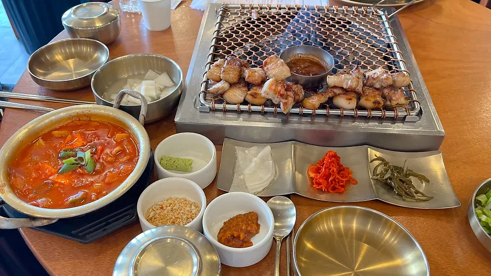 Basic side dishes served with the black pork meal