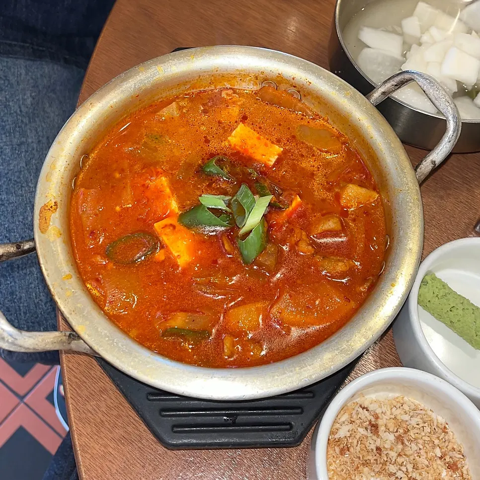 Aged kimchi stew chosen with the lunch set