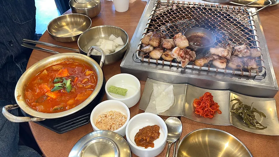 Lunch set with geun-gogi and kimchi stew