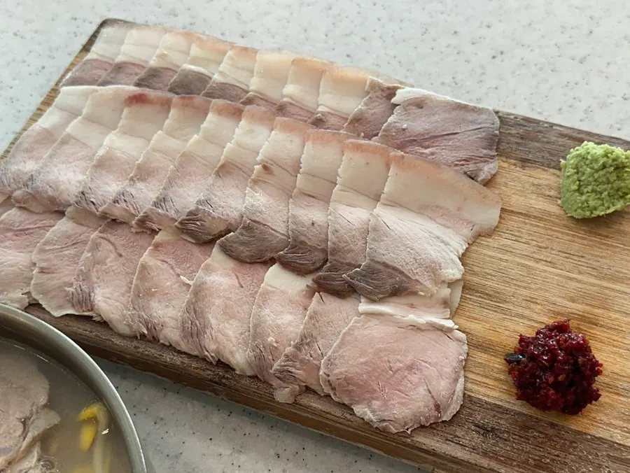 A plate of thinly sliced dombe naengsuyuk