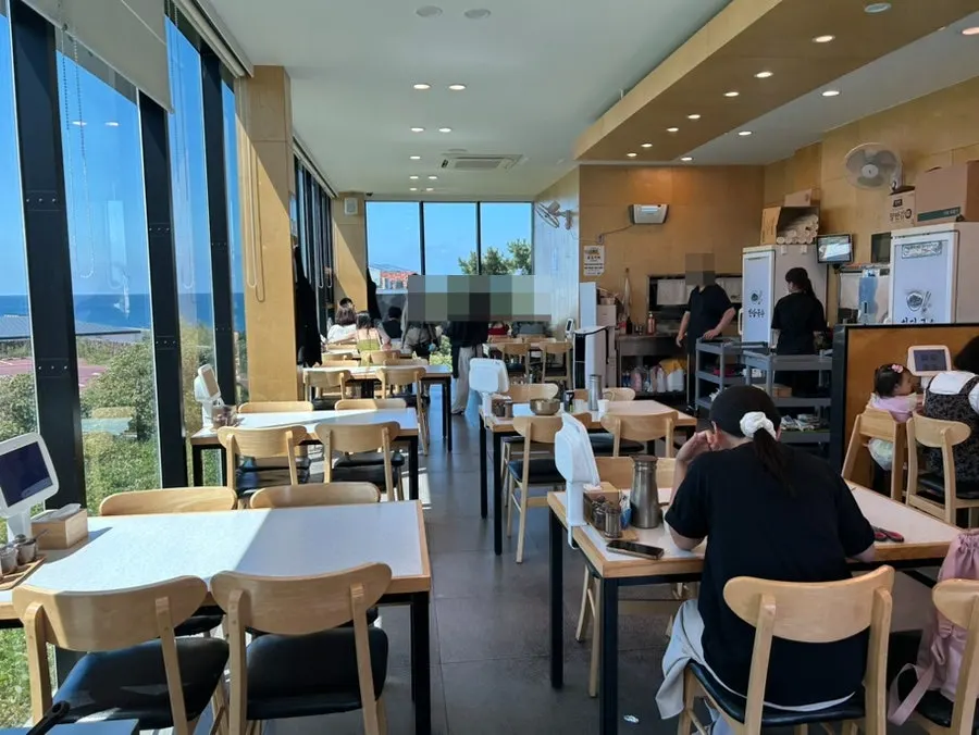 점심시간 손님이 있는 한담국수 홀