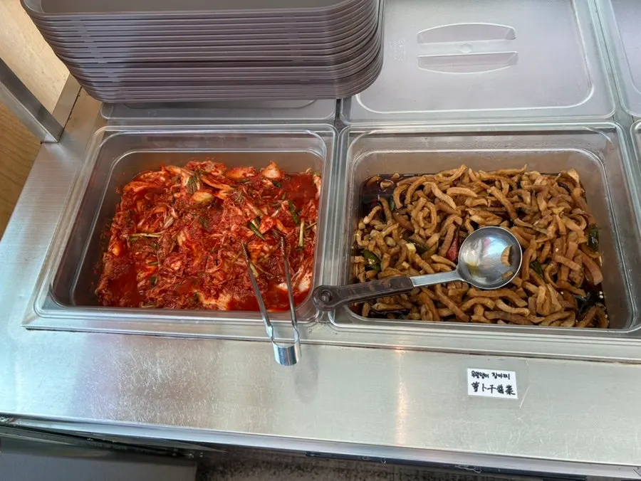 셀프바에 놓인 김치와 반찬