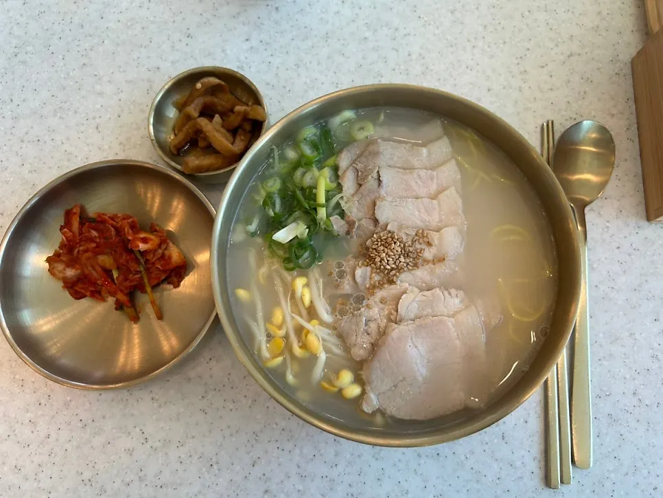 뽀얀 사골 국물의 한담국수 고기국수 한 그릇
