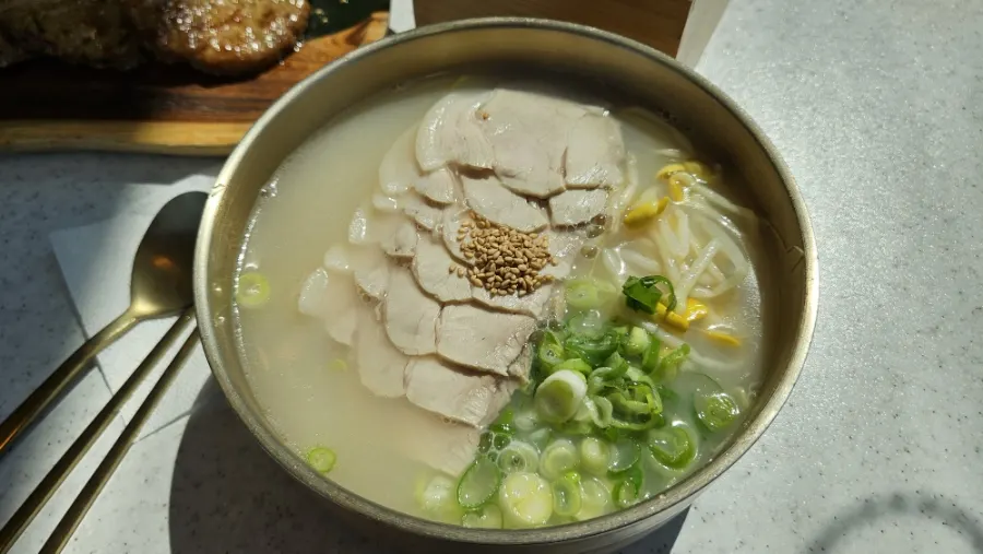 Order summary for three bowls of bone-broth pork noodle soup and tteokgalbi