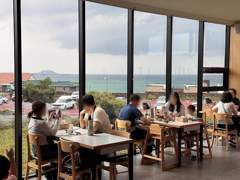 창가 좌석에서 바라본 애월 오션뷰