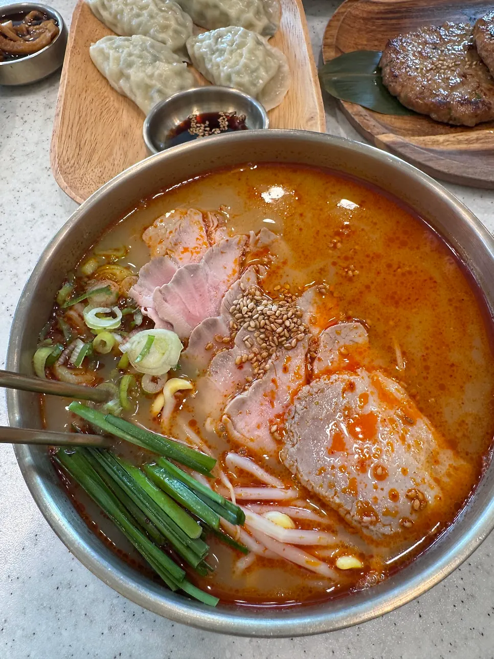 제주산 돼지고기 고명이 올라간 사골 고기국수