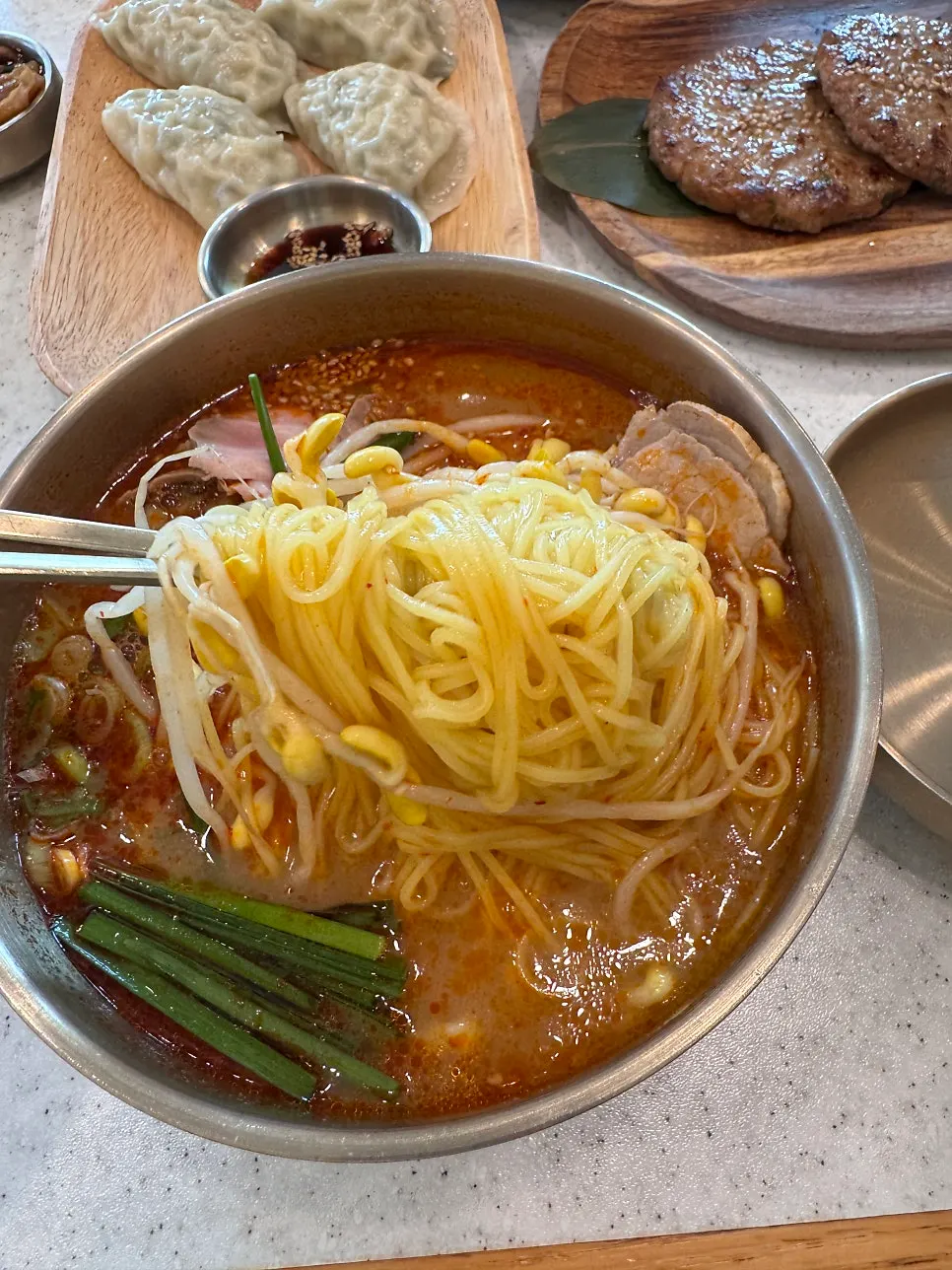 땅콩소스가 도는 마라 고기국수
