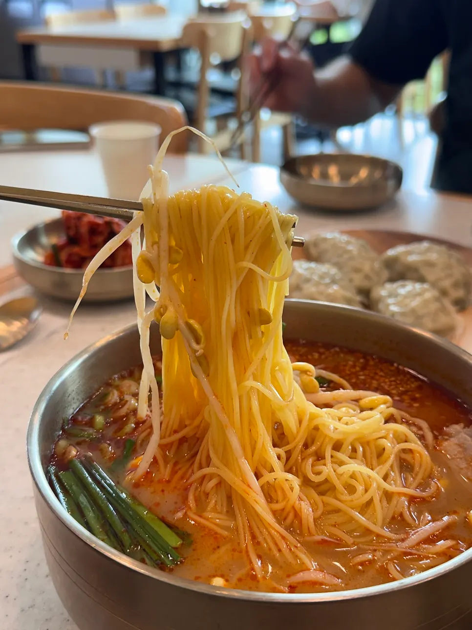 마라 고기국수 면발을 들어 올린 모습