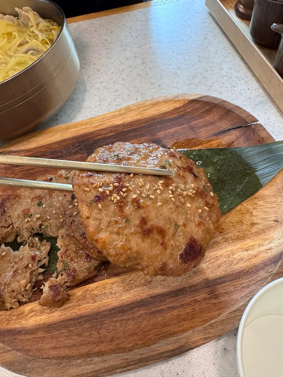 윤기 흐르는 떡갈비 접시 클로즈업