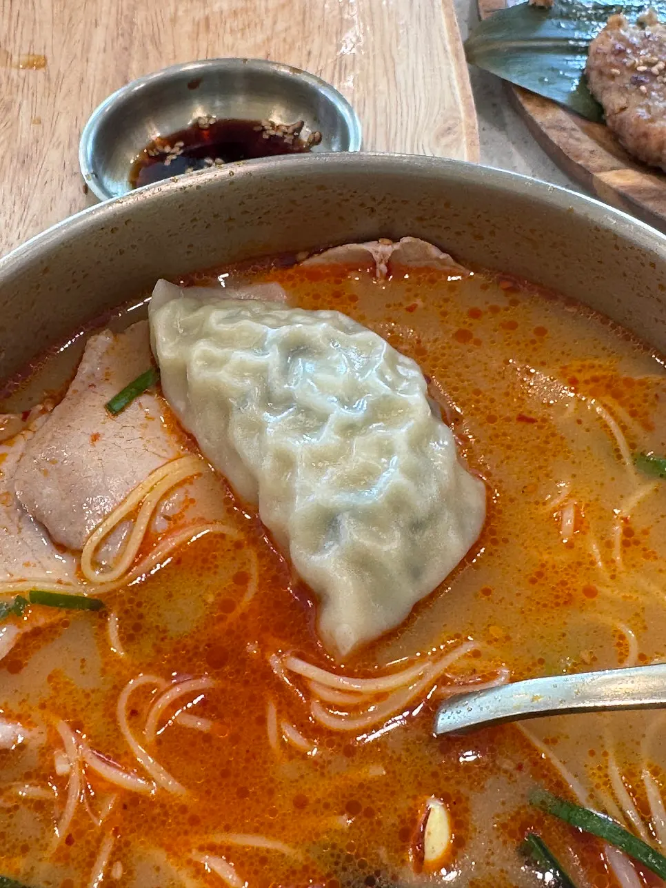 도톰한 떡갈비를 한 입 자른 단면
