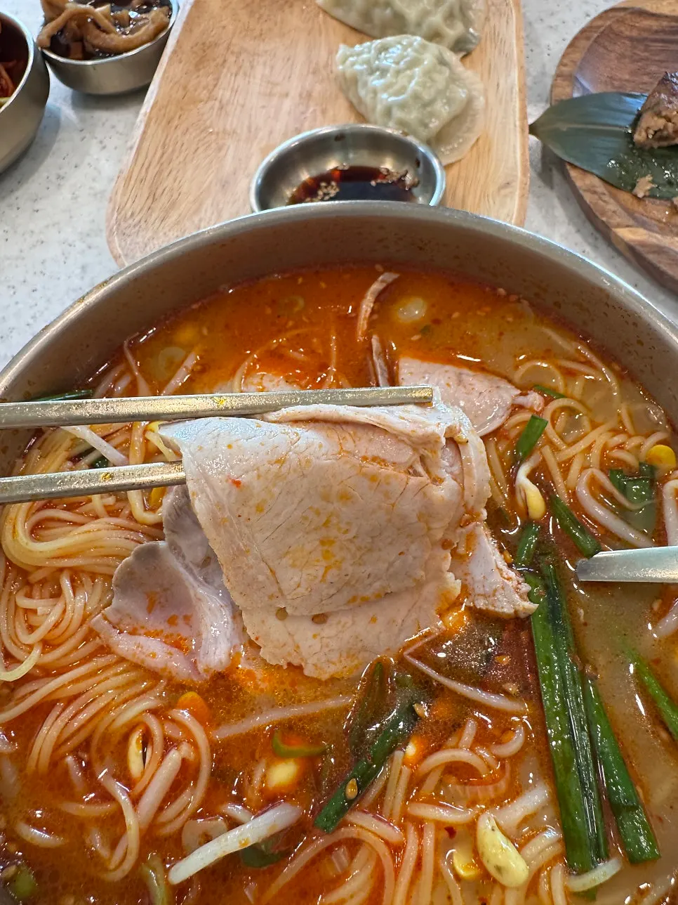 떡갈비를 젓가락으로 집어 든 모습