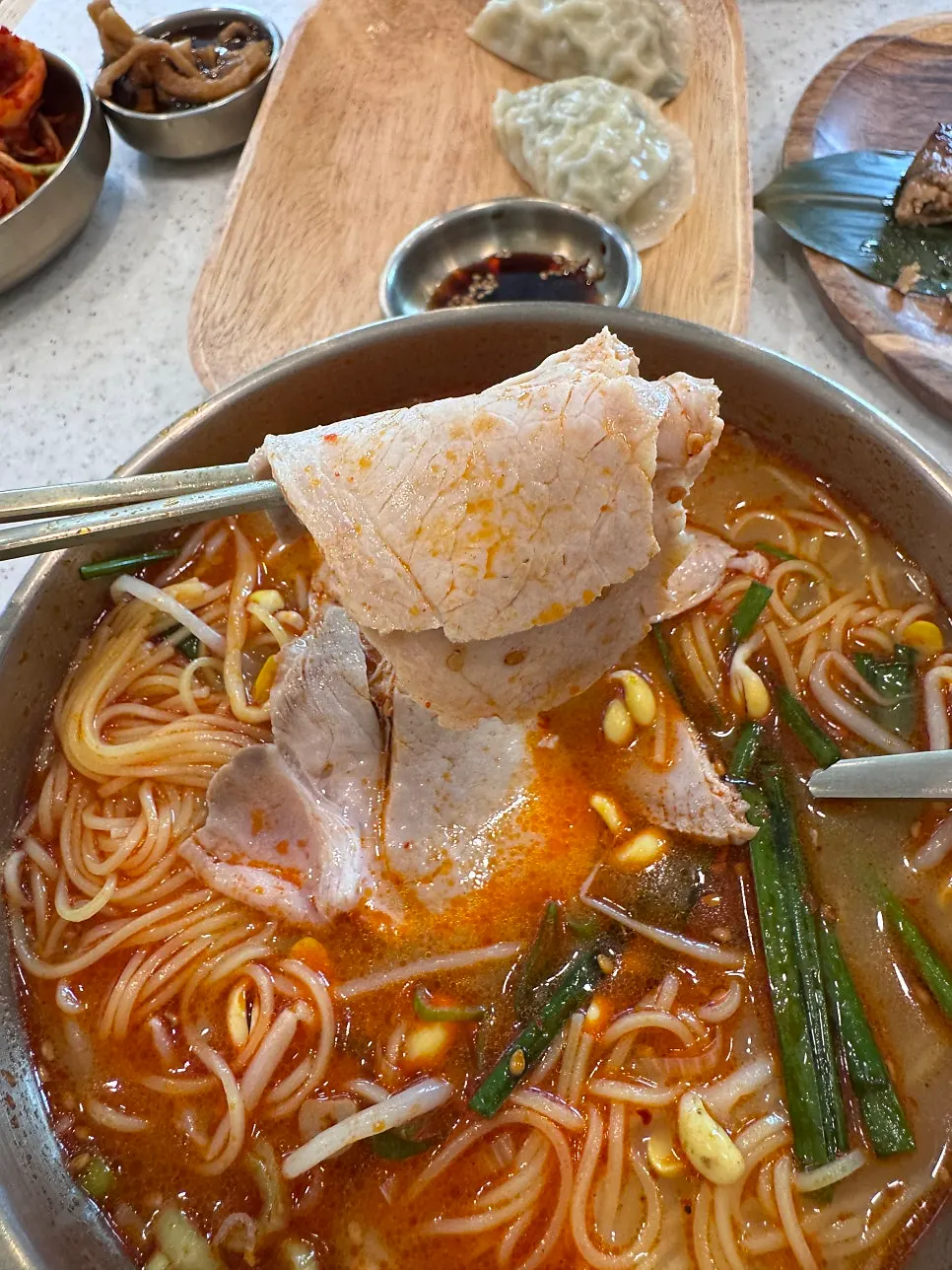 마라 고기국수 위에 올린 떡갈비 한 점