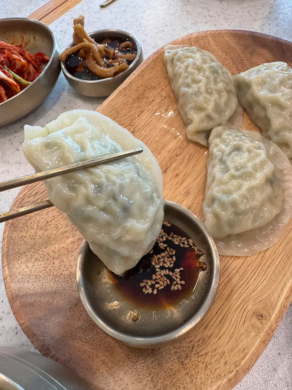 속이 꽉 찬 고기만두 단면