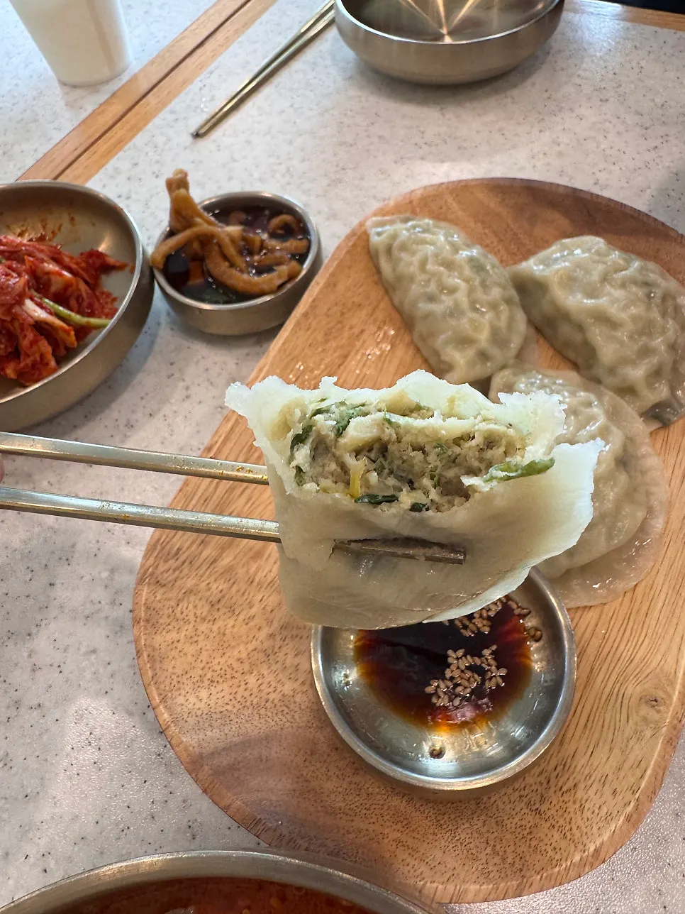 국수 국물에 적신 고기만두