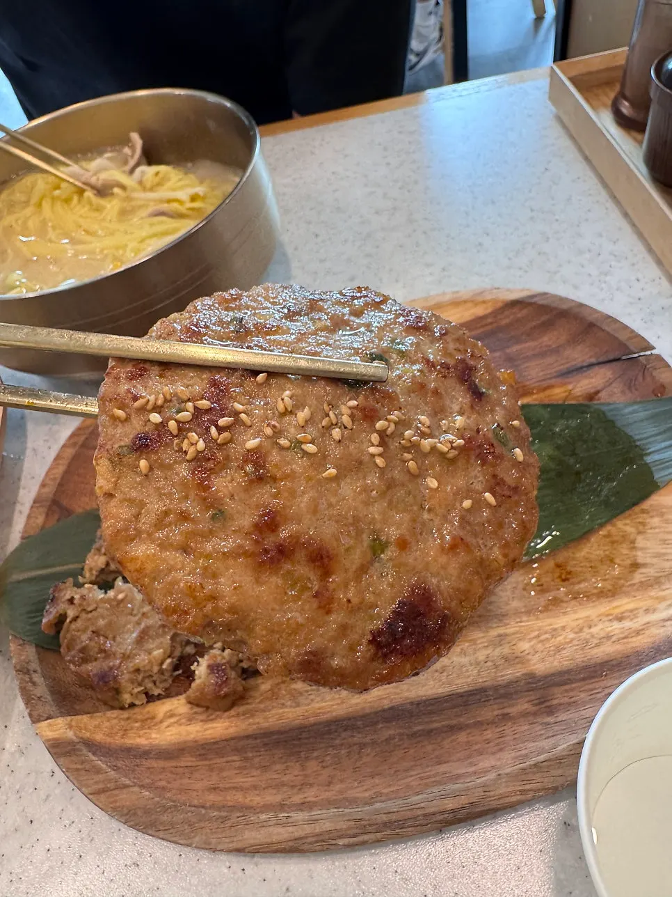 식사를 마친 창가 테이블과 바다 풍경