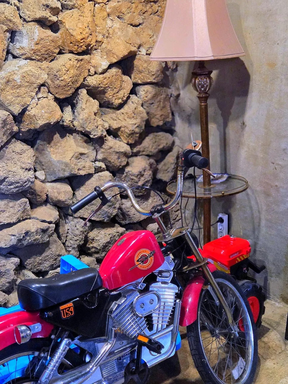 Self-photo space where props can be used