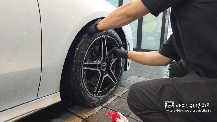 AutoGrooming AGD Cube Wash Line products for washing a Benz
